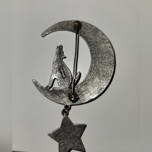 Howling wolf brooch. - Picture 2 of 3